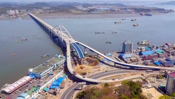 군산과 충남 서천을 잇는 동백대교. 사진제공= 군산시.