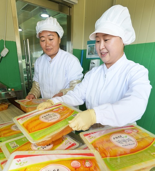 들뫼농산의 최정숙 대표가 생산제품에 대한 최종점검을 하고 있다.