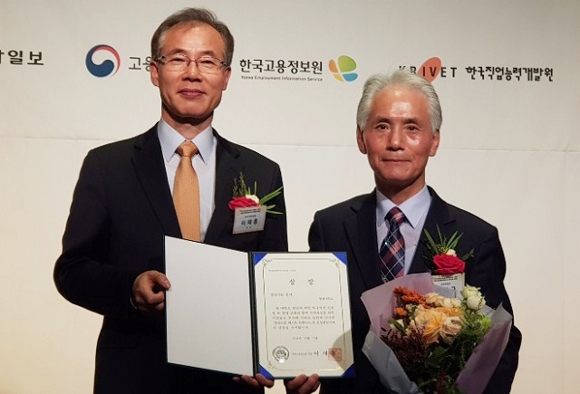 최재규 처장(오른쪽)