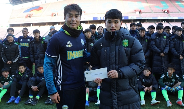 기금 전달하는 이동국, 영생고 주장 /사진제공=전북현대