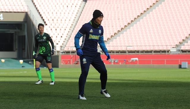 전주성에서 친선경기 뛰는 이동국 /사진 제공=전북 현대