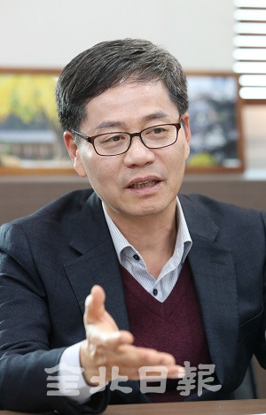 김광재 전북중소벤처기업 청장이 전북일보와의 인터뷰에서 업무 기간 느낀 점과 소회를 밝히고 있다. 조현욱 기자