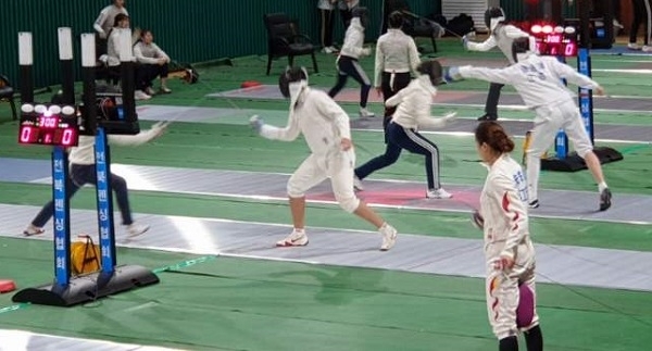 우석대 체육관에서 장쑤성 펜싱대표팀 선수와 한국 선수들이 훈련하고 있다.