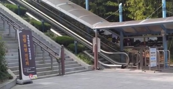 휠체어 접근이 불가능한 춘향테마파크 입구 모습.