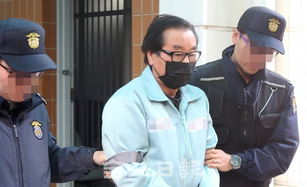 13일 뇌물수수 혐의를 받고 있는 최규호 전 전북교육감이 전주지방법원에서 첫 공판을 마친 후 피고인 대기실에서 나오고 있다. 조현욱 기자