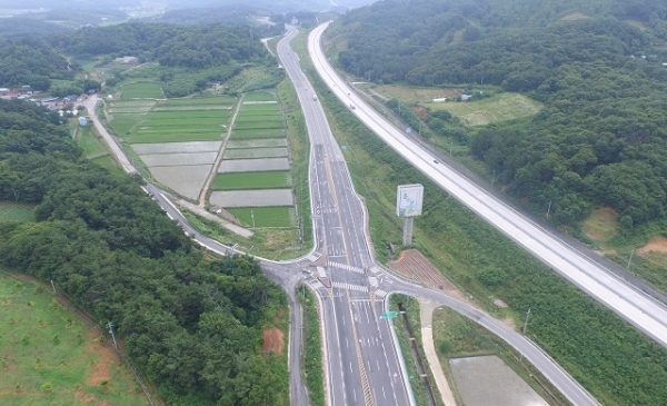 국도 24호선 담양∼순창 도로확장공사가 마무리돼 18일 오후 3시부터 차량통행을 시작한다. 사진은 개통을 앞두고 있는 송정교차로(순창군 금과면) 모습
