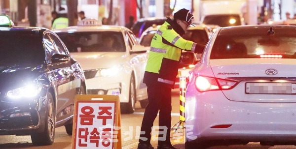 지난 14일 전주 신시가지 우리들정형외과 대로변에서 완산경찰서 교통관리계 경찰관들이 연말연시를 맞아 대대적인 음주단속을 하고 있다. 조현욱 기자