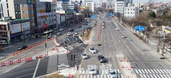 17일 전주 팔달로에서 기린대로를 진입하는 차량들이 새롭게 바뀐 교통체계에 따라 금암광장 교차로를 지나 신설된 교차로에서 기린대로로 진입하고 있다. 박형민 기자