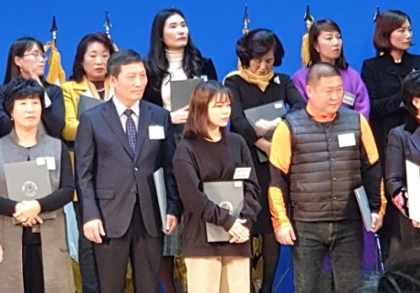 원광대 의과대학 작업치료학과 정은혜 학생(앞줄 가운데)이 ‘2018 전라북도 자원봉사자대회’에서 전북도지사 자원봉사자상 표창장을 받았다.