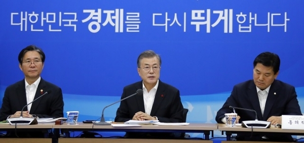 문재인 대통령이 18일 오전 정부세종청사 산업통상자원부에서 ‘제조업 활력회복과 혁신’이라는 주제로 2019년도 산업통상자원부 업무보고를 받기 앞서 인사말을 하고 있다. 연합뉴스