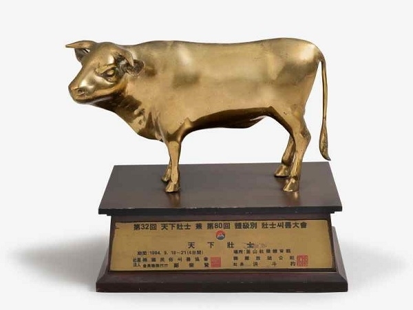 80년대 씨름대회 장사 황소트로피.