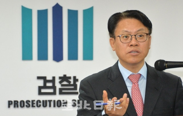 19일 전주지방검찰청 김관정 차장검사가 최규호 전 전북교육감과 도피를 도운 최규성 전 한국농어촌공사 사장에 대한 수사결과를 발표하고 있다. 박형민 기자