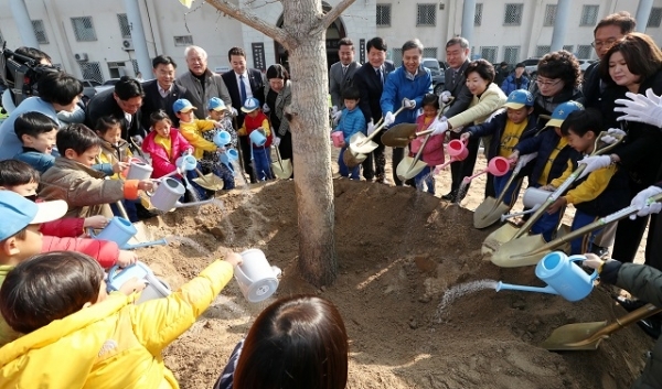 지난달 13일 전주종합경기장에서 열린 '천만그루 나무심기, 첫 시민나무 식재행사' 모습.