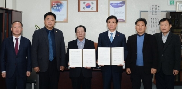 20일 이환주 남원시장, 윤지홍 남원시의회 의장, 서기춘 ㈜남원여객 대표가 참석한 가운데 내년부터 1000원 단일요금제 시행을 위한 협약을 체결한 후 기념촬영을 하고 있다.