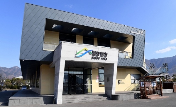 밀양 한천 기념품 판매점과 식당. 사진= 경남신문 성승건 기자