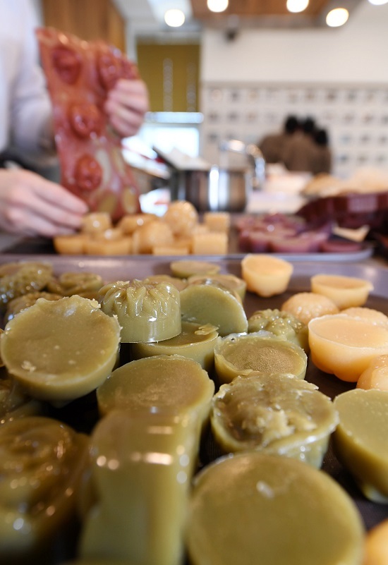 한천박물관 양갱만들기 체험. 사진= 경남신문 성승건 기자