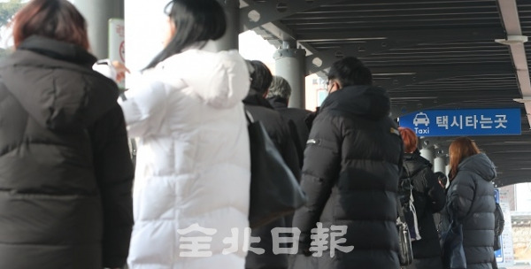 전국 택시업계가 '카카오 카풀 도입 반대' 전면 파업을 실시한 20일 전주역에서 시민들이 택시를 타기 위해 길게 줄을 서 있다. 조현욱 기자