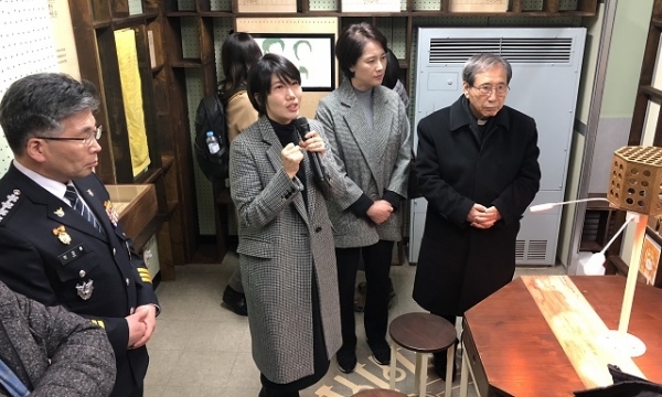 고인의 딸이자 기획자인 김병민 큐레이터가 전시 물품에 대해 설명하고 있다. 사진제공= 김근태 재단.