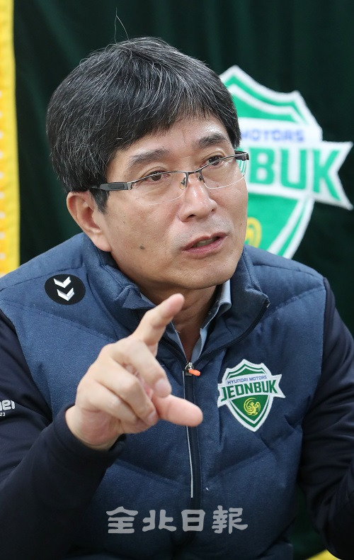 백승권 전북현대 단장이 본보와의 인터뷰에서 전북현대의 미래에 대해 말하고 있다. 조현욱 기자