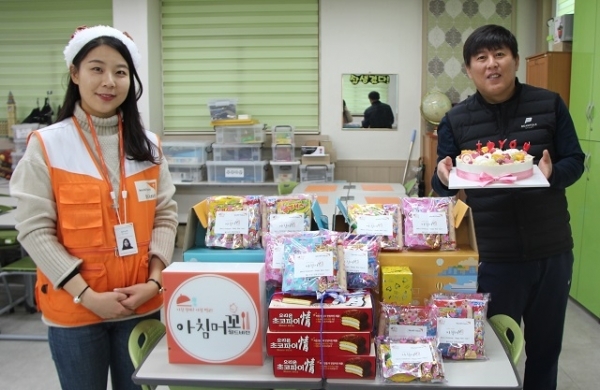 익산 남성중 조식지원사업 담당 주성돈 교사에게 선물을 전달한 모습.