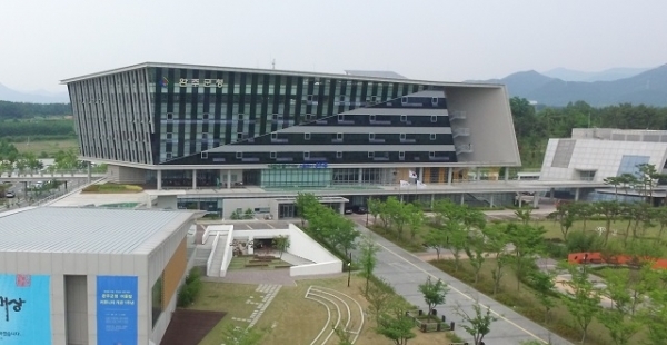 완주군청사 전경.