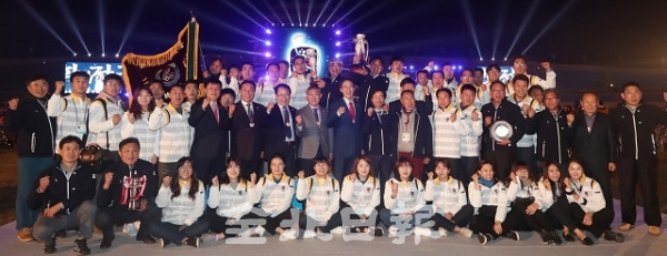 제99회 전국체전 폐회식에서 송하진 전북도지사를 비롯한 단체장들과 전북체육회 직원 및 선수들이 화이팅을 외치고 있다. 전북일보 자료사진