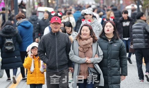 성탄절인 25일 전주 한옥마을이 커플들과 가족 단위로 온 관광객들로 인해 북적이고 있다. 조현욱 기자