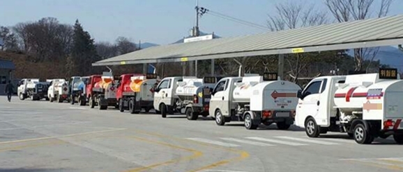 26일 한국주유소협회 전북지회 관계자들이 강천산 주유소를 찾아가 기름을 넣는 항의 시위를 위해 몰고 온 급유차량들.