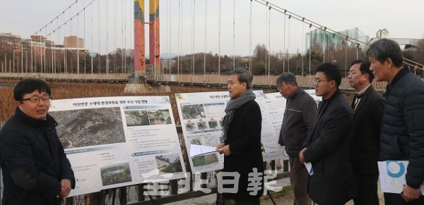 26일 전주 덕진공원 연화교 앞에서 김승수 전주시장을 비롯한 관계 공무원들이 참석한 가운데 덕진연못 수질오염방지 및 수질 개선대책 용역 추진을 위한 현장 착수보고회가 열리고 있다. 조현욱 기자
