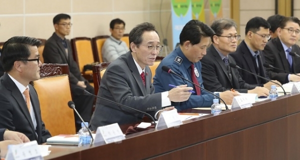 26일 전북도청 종합상황실에서 열린 안전교육문화운동 추진 전라북도협의회에서 송하진 지사가 안전교육과 문화진흥계획 협의 및 종합토론 주재를 하고 있다. 사진제공 = 전북도