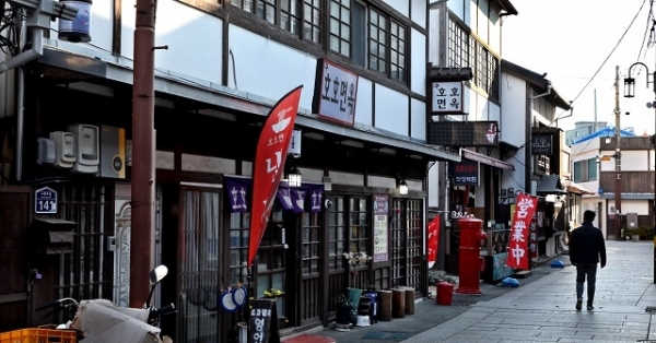 적산가옥이 들어선 구룡포 근대문화역사거리에 관광객의 발길이 꾸준히 이어지고 있다. 사진= 매일신문 이채근 기자