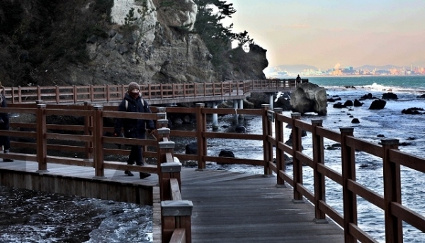 호미반도 해안둘레길에서 관광객들이 해안절벽에 부딪치는 파도소리를 온몸으로 느끼며 걷고 있다. 사진= 매일신문 이채근 기자