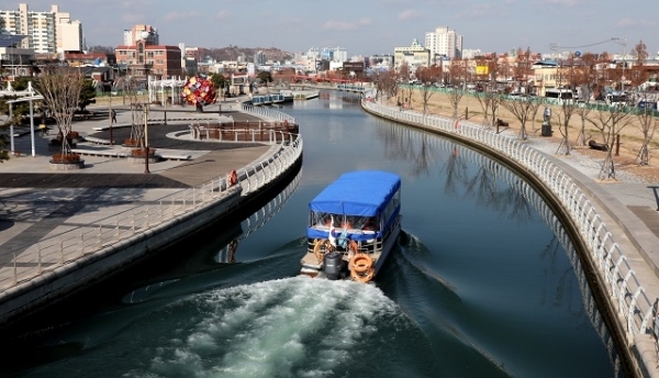 관광객들이 육지 속 항구인 동빈내항과 포항의 젖줄인 형산강을 잇는 포항운하 유람선을 타며 즐기고 있다. 사진= 매일신문 이채근 기자
