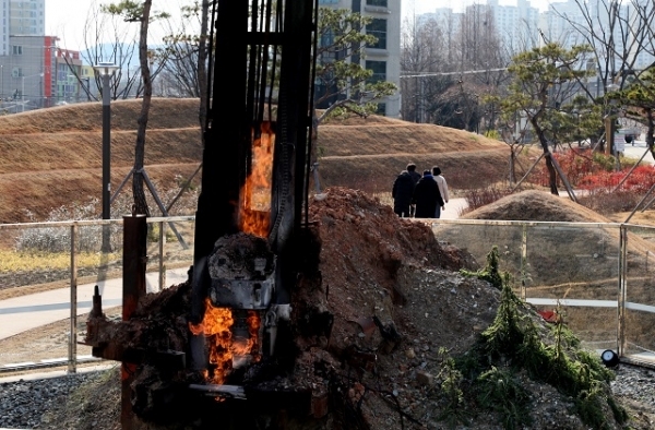 지난해 3월 폐선된 철도부지 도심숲 조성에 따른 관정 굴착중 천연가스가 분출돼 현재도 불을 내뿜고 있는 ‘불의 정원’. 사진= 매일신문 이채근 기자