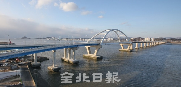 군산과 충남 서천을 잇는 동백대교가 개통식을 갖고 차량 통행이 시작된 27일 동백대교를 차량들이 지나고 있다. 조현욱 기자