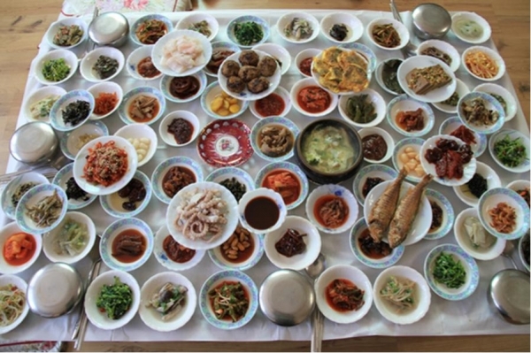 물림상전통의 전라도한정식, 먼저 먹는 사람이 나중 먹을 사람을 위해 좋은 음식을 남기면 뒷사람은 음식과 함께 배려와 사랑을 먹는 음식문화이다.