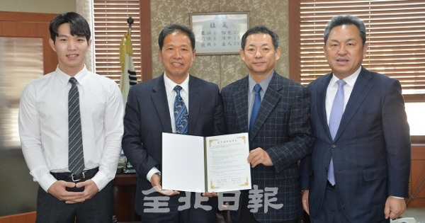 27일 전북일보사에서 (주)세기종합환경 양기해 대표이사와 전북일보사 서청훈 회장이 양사의 발전을 위한 업무협약을 체결하고 기념촬영을 하고 있다. 박형민 기자