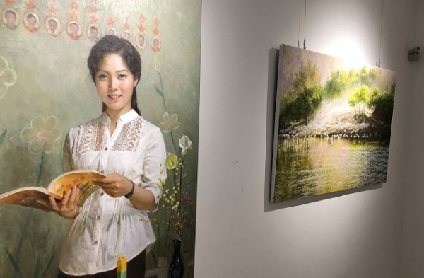 전주 YB엔터테이먼트&갤러리에서 전시되고 있는 북한 화가들의 유화작품들.