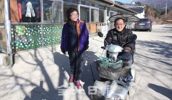 서정(68) 목사와 정명화(61) 부부가 장애인들의 자활·자립·선교를 목표로 하는 '벧엘장애인농장'에서 시설들을 둘러보고 있다. 조현욱 기자