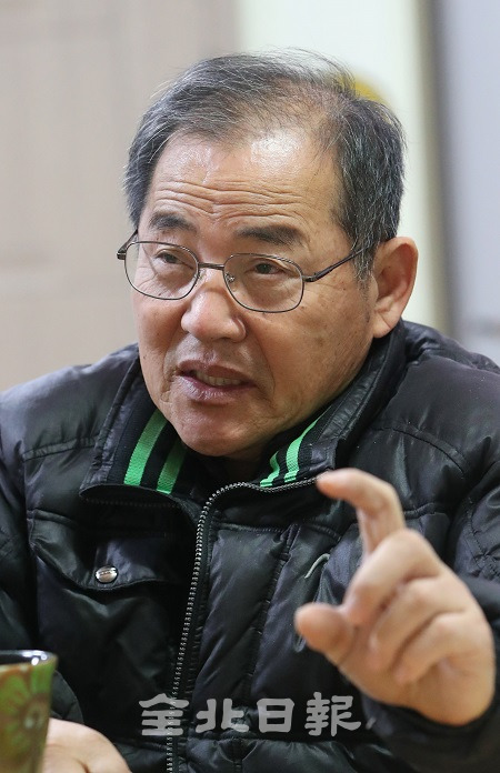 서정(68) 목사가 전북일보와의 인터뷰에서 '벧엘장애인농장'의 건립 이념에 대해 말하고 있다. 조현욱 기자