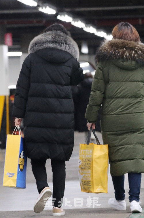 2일 대형마트와 일정규모 이상의 슈퍼마켓에서 일회용 비닐봉지 사용이 금지되고 있는 가운데 전주시 한 대형마트에서 장을 보고 나온 시민들 손에 일회용 비닐봉지 대신 장바구니가 들려 있다. 조현욱 기자