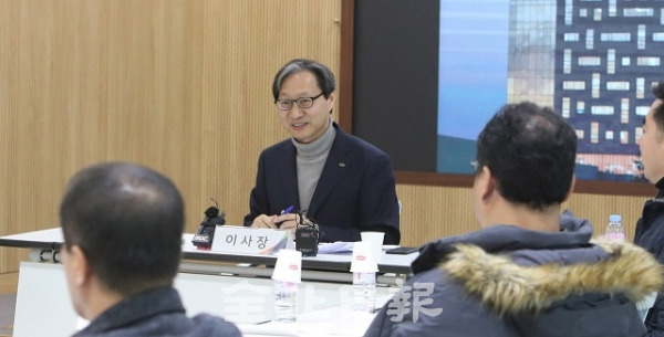 국민연금공단 신년 기자 간담회가 농협중앙회 전북지역본부에서 열린 3일 김성주 이사장이 기자들의 질의에 답변하고 있다. 조현욱 기자