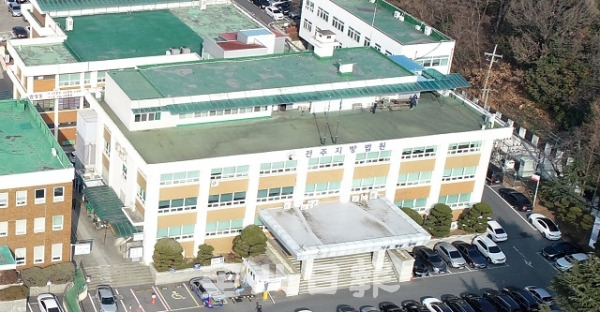 7일 전주지방법원이 민사사건 1심 처리 기간이 전국에서 가장 길다고 시민들의 불만 섞인 목소리가 높아지고 있다. 조현욱 기자