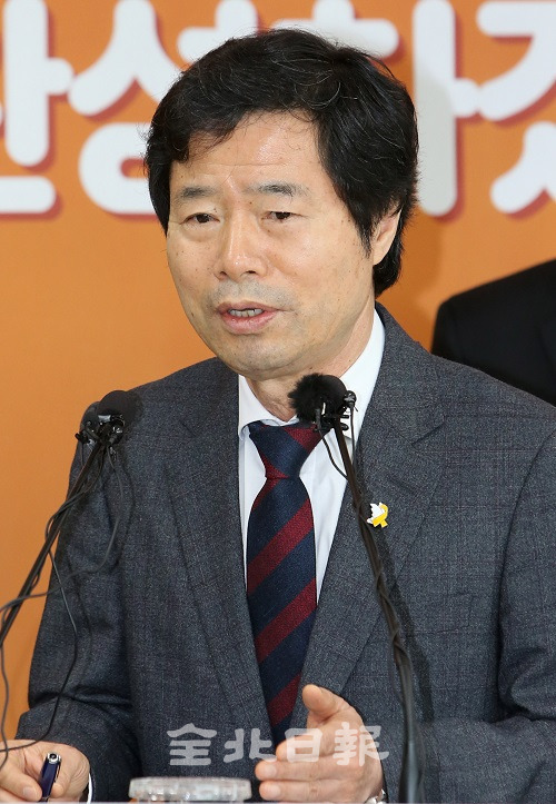 8일 김승환 전북교육감이 브리핑룸에서 신년 기자회견을 열고 전북형 혁신교육 완성에 대한 계획을 밝히고 있다. 조현욱 기자