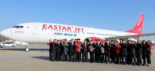 8일 김포국제공항 계류장에서 이스타항공 임직원 및 관계자들이 MAX 2호기 도입을 축하하며 파이팅을 외치고 있다.