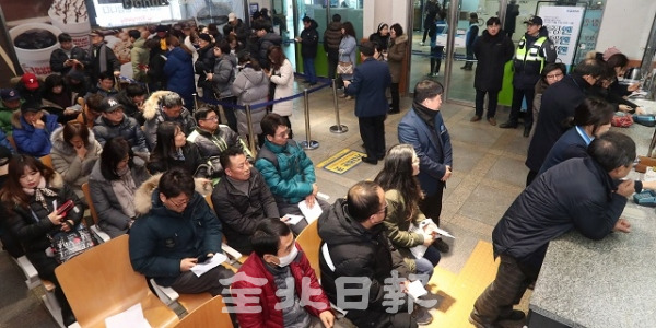 설 명절 기차표 예매가 시작된 9일 기차표를 예매하기 위해 전주역으로 몰려든 시민들로 인해 대기실이 북적이고 있다. 조현욱 기자