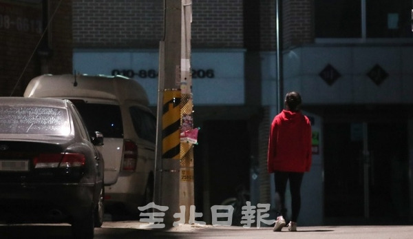 9일 전주 시내 곳곳 골목길들이 어둡고 노후화돼 있어 시민들의 안전귀가가 우려되고 있다. 조현욱 기자