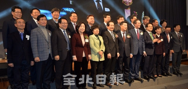 재경전북도민회와 삼수회, 전북일보사가 공동주최하는 ‘2019 재경 전북도민회 신년 인사회 및 신임 도민회장 취임식’이 열린 9일 서울 더케이호텔에서 전북출신 국회의원 및 도내 시군 단체장 등 참석자들이 기념촬영을 하고 있다. 서울 = 박형민 기자