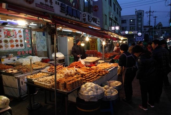 안산역 맞은편 원곡동에 위치한 ‘다문화음식거리’는 다양한 외국 상점과 외국 식당을 만날 수 있어 안산의 핫플레이스로 꼽힌다. 이곳은 꿈을 찾아 안산 온 외국인들에게는 고향의 향수를 달래주는 곳이자, 한국인에게는 평소 접하기 어려운 외국 음식을 맛볼 수 있는 곳으로 유명하다.