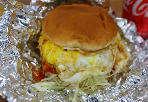 평택국제중앙시장은 오산AB(Air Base) 정문 맞은편 신장쇼핑몰과 중앙시장 일대를 아우른다. 한국전쟁 당시 미군부대가 들어서면서부터 형성된 시장은 이국적인 느낌이 강하다. 사진은 서구적인 식자재와 한식이 결합한 ‘송탄햄버거’